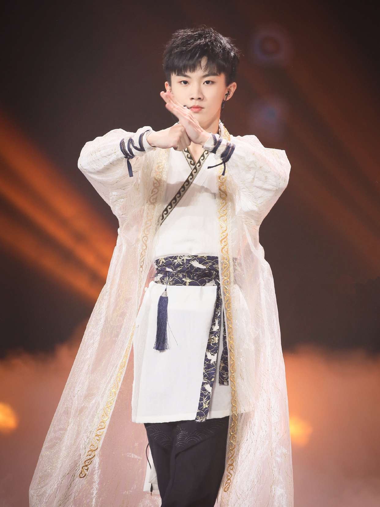 马嘉祺的古风造型太带感,潇洒又帅气,国风少年真不是白叫的